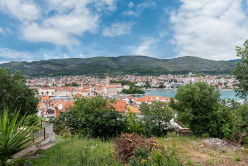 uitzicht op een stad en een waterlichaam bij Apartments Jurica in Trogir