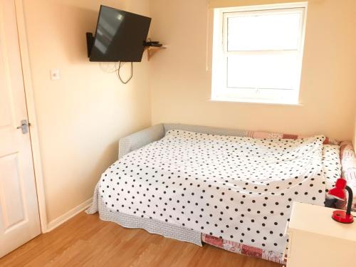 Cama ou camas em um quarto em Entire House in Christchurch