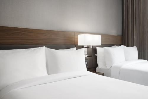Postel nebo postele na pokoji v ubytování AC Hotel by Marriott Lansing University Area