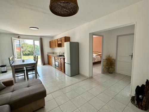 Il dispose d'une cuisine et d'un salon avec un canapé et un réfrigérateur. dans l'établissement Les Rives des Montagnes, à Montgardin