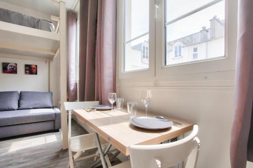 a dining room with a table and a window at Montmartre Superbe Studio Paris in Paris