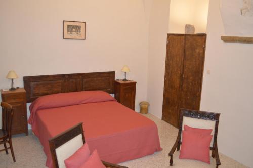 um quarto com uma cama e 2 cadeiras em Domus Lina em Ravello