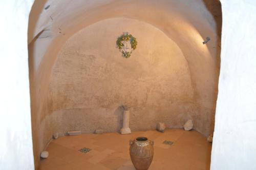 ein Zimmer mit einer Vase in der Mitte einer Wand in der Unterkunft Domus Lina in Ravello