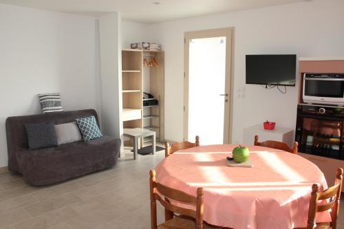 a living room with a table and a chair at ANCELLE TAILLAS RDC CHALET in Ancelle