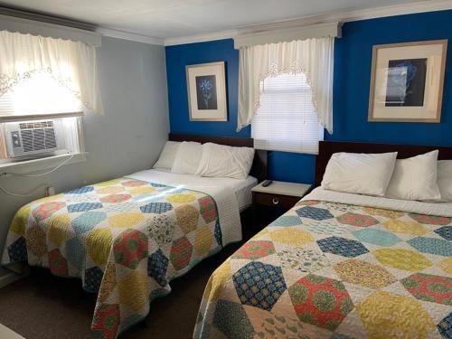 Ein Bett oder Betten in einem Zimmer der Unterkunft Seven Dwarfs Cabins - Brown Cabins