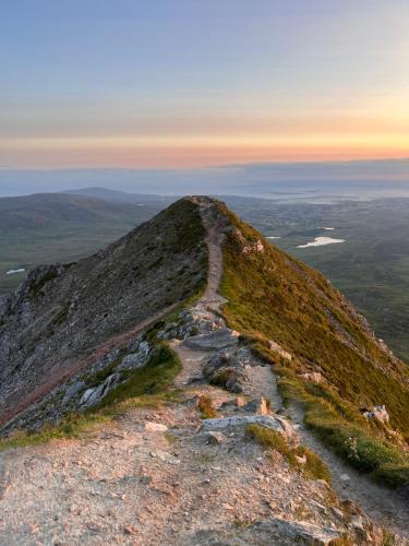 una cima de montaña con un camino de tierra en ella en LOCH CONNELL LODGE rooms 1 2 3 4 5 en Letterkenny