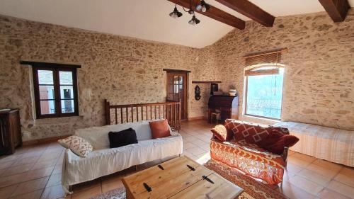 sala de estar con sofá y mesa en La Magnanerie en Portes-en-Valdaine