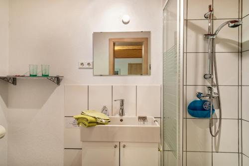een badkamer met een wastafel en een douche bij Balzerberg in Weiler-Simmerberg