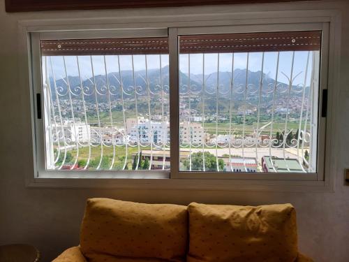テトゥアンにあるVaste appartement au centre de Tetouanの大きな窓(ソファ付)