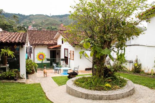 una casa con un albero nel cortile di - Casa Pitanga - Acomodação lindíssima pertinho da Igreja do Rosário a Ouro Preto