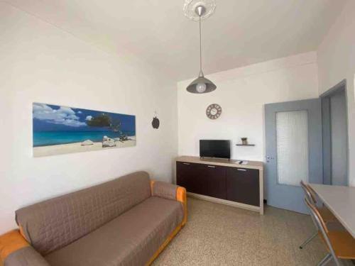 a living room with a couch and a television at la casa di Alice in Vercelli