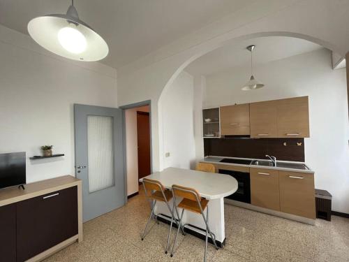 a kitchen with a table and chairs in a room at la casa di Alice in Vercelli