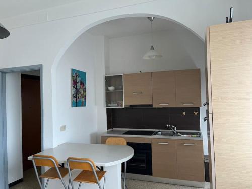 a kitchen with a table and chairs in a room at la casa di Alice in Vercelli