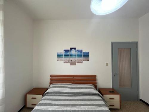 a bedroom with a bed with a striped blanket at la casa di Alice in Vercelli