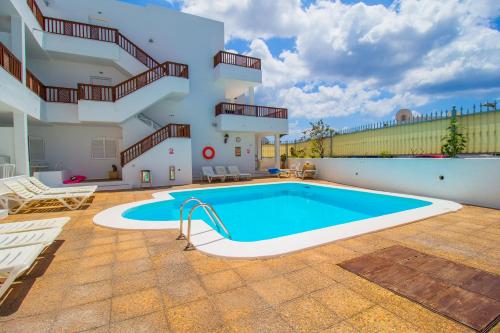 una piscina en el patio de una casa en Vista Mar Apartamentos, en Puerto del Carmen