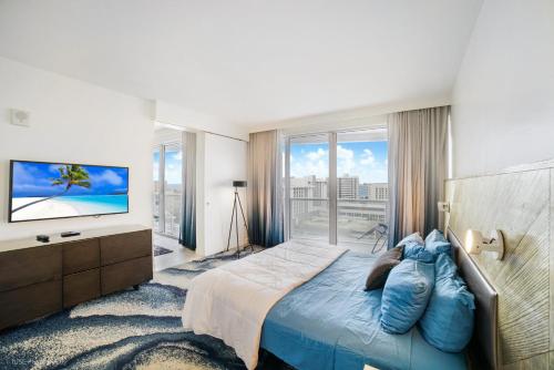 um quarto com uma cama grande e uma janela grande em Luxury Well stocked SE Corner 2BR W Fort Lauderdale w Great Ocean Views em Fort Lauderdale