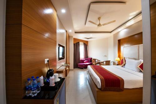 um quarto de hotel com uma cama e uma secretária em HOTEL ANAND INTERNATIONAL em Bodh Gaya