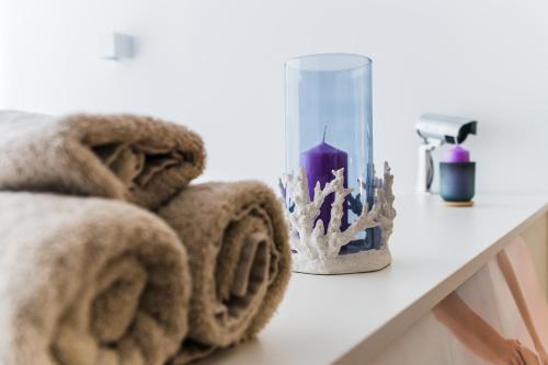 a counter with a towel and a glass vase at Hotel Planas in Salou