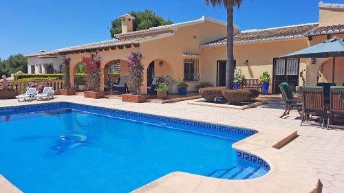 Booking.com: Luxury 4 Bed Mediterranean Villa - Beach Moments ...