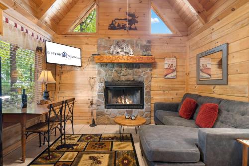 Ein Sitzbereich in der Unterkunft Lil' Treehouse Cabin