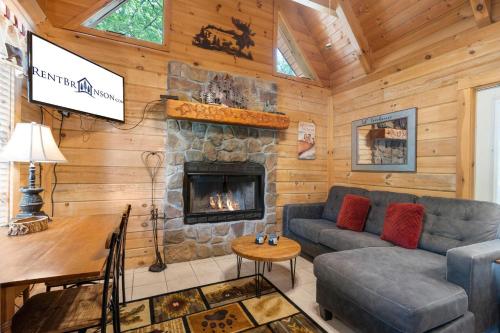 Ein Sitzbereich in der Unterkunft Lil' Treehouse Cabin