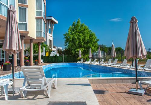 een zwembad met ligstoelen en parasols bij Aparthotel Royal Marina Beach in Chernomorets