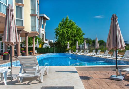 uma piscina com espreguiçadeiras e guarda-sóis em Aparthotel Royal Marina Beach em Černomorec