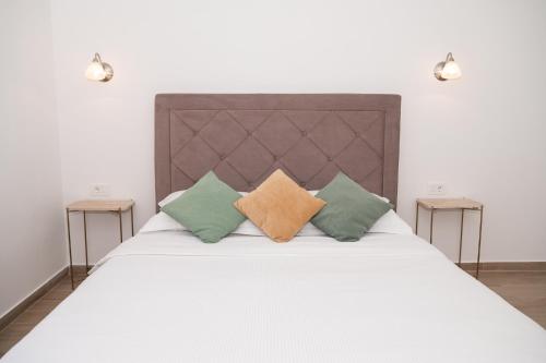 - une chambre avec un grand lit blanc et des oreillers dans l'établissement Casa Scardona, à Skradin