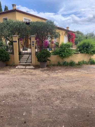 une maison avec une porte noire et des fleurs dans l'établissement Appartement Ds Villa Terre Blanche, à Sanary-sur-Mer