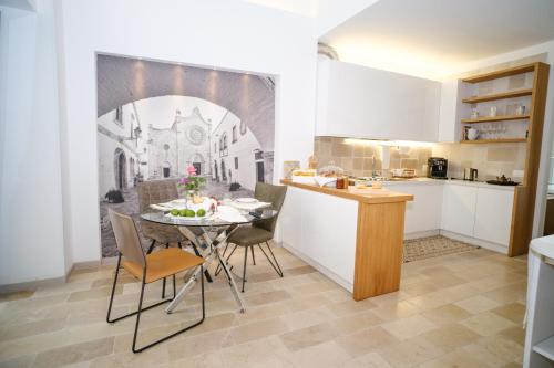 a kitchen and dining room with a table and chairs at Welcome Ostuni b&b in Ostuni