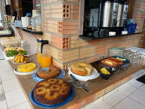 un buffet con diversi tipi di cibo su un tavolo di Pedra do Sol Pousada ad Alter do Chão