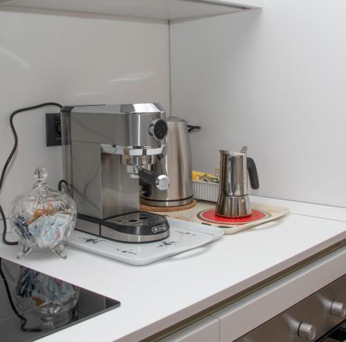 una macchinetta del caffè su un bancone in cucina di Casa Valentin a Monforte dʼAlba