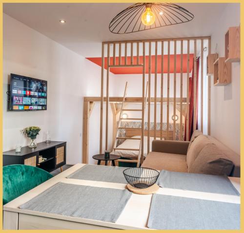 un salon avec un canapé et une table dans l'établissement Appartement T2 I Unique I Cluses, à Cluses