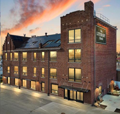 un gran edificio de ladrillo con un cartel. en The Literary Hotel, en North Liberty