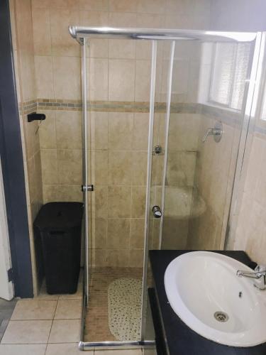 Ένα μπάνιο στο MBS Guest House