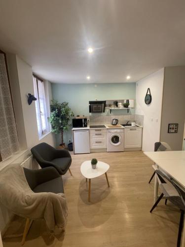 un salon avec un canapé et une table dans l'établissement Sweet Discovery & Jungle, à Bourges