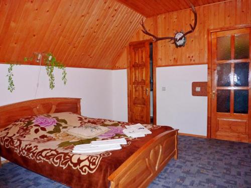 Кровать или кровати в номере Sadyba Bilya Richky