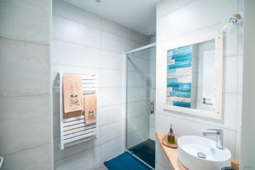y baño blanco con lavabo y ducha. en un Air de Repos, en Vieux-Boucau-les-Bains