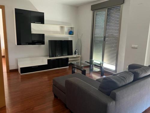 un soggiorno con divano e TV a schermo piatto di Iris Luxury Apartament a Valencia