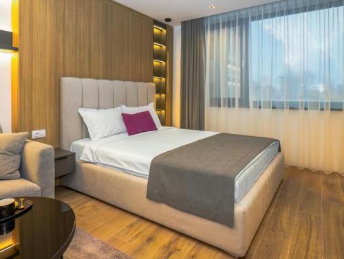 1 dormitorio con 1 cama grande y 1 sofá en Studio modern în centrul Constantei, en Constanţa