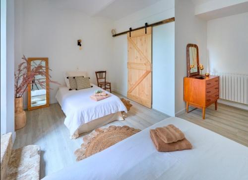 A bed or beds in a room at LA MAISON D'ANNIE