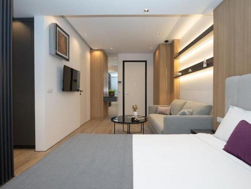 1 dormitorio con 1 cama y sala de estar en Studio modern în centrul Constantei, en Constanţa