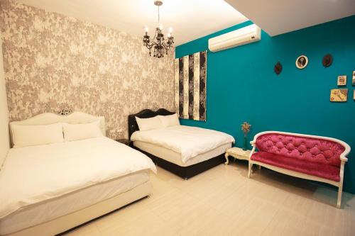 a bedroom with two beds and a red bench at Lamanca in Hualien City