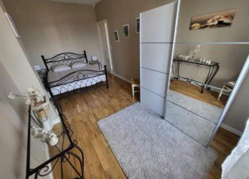 Habitación con dormitorio con cama y espejo. en Les 5 balcons, en Le Tréport