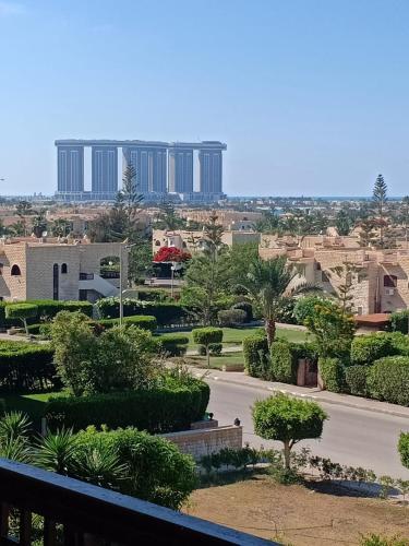 uma vista para uma cidade com edifícios altos à distância em شاليهات للايجار بمارينا 4،5،6، em El Alamein