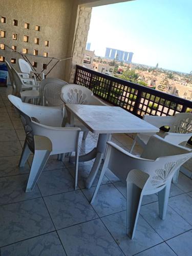 uma mesa e cadeiras numa varanda com vista em شاليهات للايجار بمارينا 4،5،6، em El Alamein