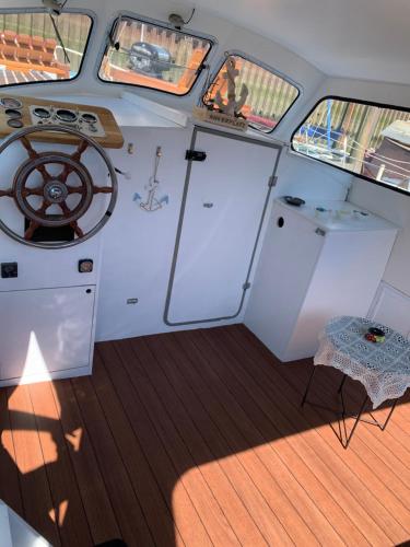 a view of the aft cabin of a boat at Holländisches Kajütboot Nixe in Bremen