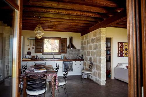 - une cuisine avec une table et des chaises dans la chambre dans l'établissement Sicilia tra cielo e mare con piscina, à Palerme