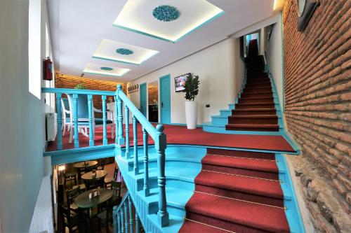 提比里斯的住宿－City Inn Tbilisi，建筑中的一个楼梯,有蓝色和红色的楼梯