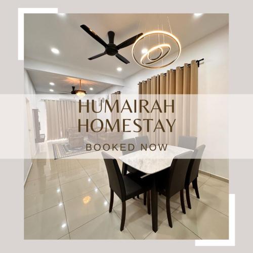 淡馬魯的住宿－Humairah Homestay - Near Bandar Temerloh，一间带桌子和吊扇的用餐室